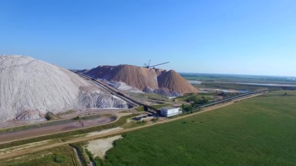4k areal shows how work above potash mines organized. Huge artificial mountains tailings piles near Soligorsk city Belarus are formed by waste left after potash salt extraction from underground mines — Stockvideo
