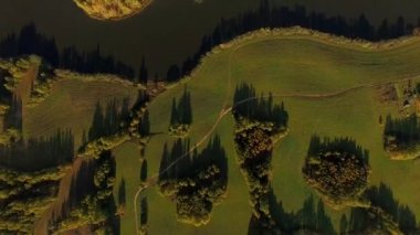 Göl adası üzerindeki 4K hava manzaralı uçuş doğanın harikaları