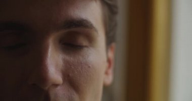 Kapalı alanda ağır çekimde fotokopi çeken bir adamın detaylı portresi. Makro erkek yüzü, gözleri kapalı, doğal, hafif bir aletin hayalini kuruyor. Bilinç sorunu çözme