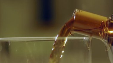 Birinin cam çaydanlıktan siyah çay dökerken çekilmiş makro görüntüsü. Yavaş çekim el bilgisayarı. Çaydanlığın filizlendiği ön tarafı kapatın. Çay fincanını sıcak içecek sığ dof ile doldurun. Sabah Enerjisi Sağlık Hizmetleri 