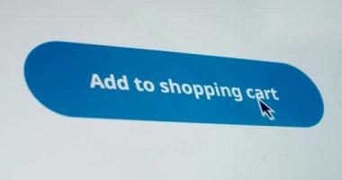 İmlecin tıklanışının makro video görüntüsü cihaz ekranındaki kart tuşuna yavaş çekimde ekle. İnternet sitesinde dijital alışveriş yapan yüzsüz kişi. Uygulama ürünü sıralamasını düzenle