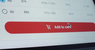 Mikrostock web sitesinden video alan birinin makro görüntüsü. İmleç tıklama düğmesine ekle. Ekranın detaylı görünümünü kapat. Mikro hisse senedi serbest bankası