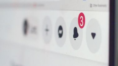 Facebook uygulamasında bildirim içeren aygıt ekranının makro sığ görünümü. Akıllı telefon bilgisayarının sosyal ağı yavaş çekimde açık olan detaylı görüntüsünü kapat. Modern iletişim konsepti
