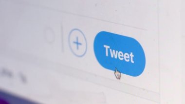 Mobil uygulamada tweet düğmesi olan aygıt ekranının makro sığ görünümü. Aç sosyal ağ twitter imleci ile bilgisayarın detaylı görünümünü kapat ve yavaş çekime tıkla. Modern iletişim