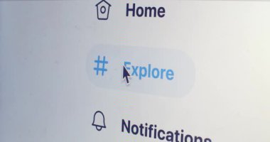 Yüzsüz kullanıcı twitter sayfa ayarlarını kaydırıyor Ayrıntılı görünümü kapat. Makro aygıt bilgisayarı, yavaş çekim özelliklerini gösteren mobil uygulama kullanan birini görüntüler. Derslerin nasıl kullanılacağını