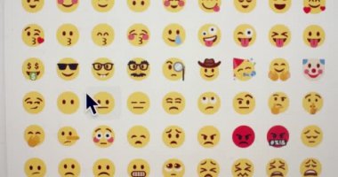 MINSK, BELARUS - 20 ARALIK 2020: Kullanıcı emojileri çevrimiçi yavaş çekim arayarak makro pc ekran. Mobil uygulama içerisindeki kaydırma simgesini gösteren imleç ayrıntılı görünümü kapat