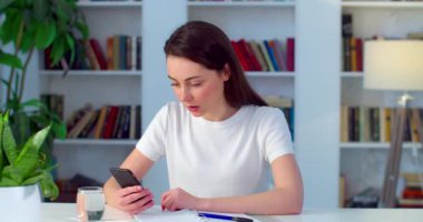 Ev içi video görüşmeleri sırasında iletişim kuruyor. Uygulama teknolojisi