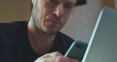 Ciddi bir iş adamının interneti yavaş çekimde ararken kullandığı düşük açı görüntüsü. Bilgisayarla çalışan orta yaşlı serbest çalışanı kapat. İçeriye bakan ciddi bir bilgisayar. Uygulama bağlantısı 
