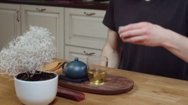 Yalnız sakallı adam ev mutfağındaki küçük çay fincanlarından elit Çin çayı içiyor. Kafkas ustasının çay seremonisi degurasyonu yaparken kayan fotoğrafı. Doğulu yaşam tarzı sağlık antioksidan 