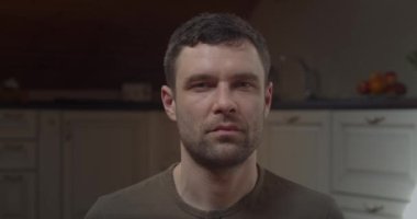 Huzurlu bir adam evde tek başına meditasyon yapar. Sakin, sakin bir yüz ifadesi takınır. Yoga egzersizi meditasyonundan sonra kameraya bakan ciddi bir sakallı model. Endişe giderici. Stres farkındalık kavramı yok.