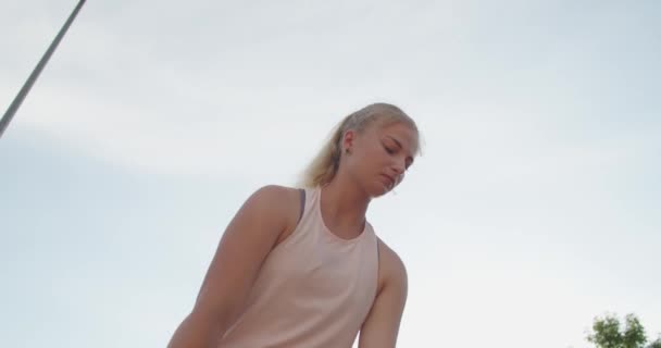 Genç tenisçi yaz sezonunda yavaş çekimde sahada topa vuruyor. Profesyonel tenis oynayan kadın raketi yakından görüyor. Spor kıyafetleri modası. Sağlıklı yaşam tarzı — Stok video