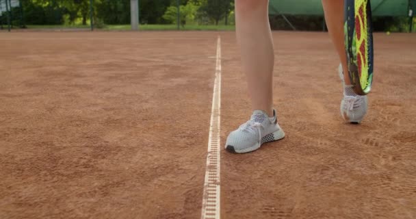 Low angle crop view of sportive female legs jumping while serving ball slow motion. Unrecognizable sportswoman sportsman playing tennis in professional footwear. Sportive equipment — Vídeos de Stock