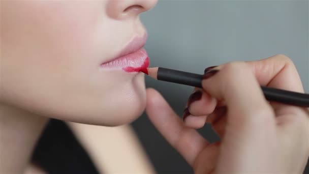 Lápiz labial en labios rojos de modelo de moda — Vídeo de stock