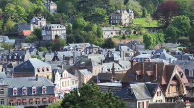 Eski Fransız mimarisi Etretat güneşli gün