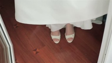 Gelin düğün adımları katta ayakkabılar. Yakın çekim