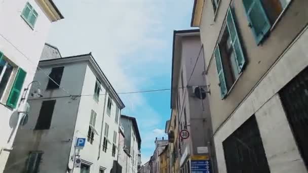 Conducir calle estrecha entre hermosos edificios en Gavi, Italia — Vídeo de stock