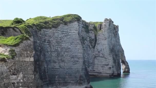 Etretat, Normandiya, Fransa 'nın ünlü uçurumları — Stok video