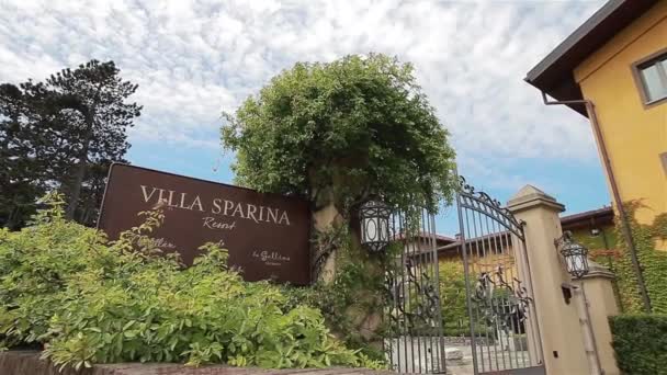 VILLA SPARINA, ITALIA - 18 DE JUNIO DE 2012: Puertas de la villa cerrando en Italia. Históricamente, la villa es una casa de campo de clase alta en la antigua Roma. Después de la caída de la República Romana, las villas se convirtieron en pequeños complejos agrícolas o fueron transferidas a monasterios. — Vídeo de stock