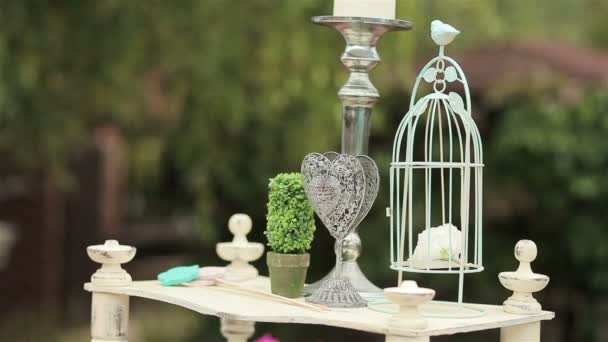 Decoración de la boda de la boda. Corazón de hierro. Cámara se aleja — Vídeos de Stock