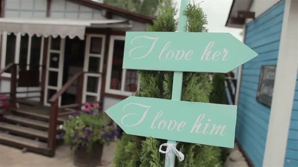 Wedding decoration of wedding ceremony. Pointers I love her I love him — Stock Video