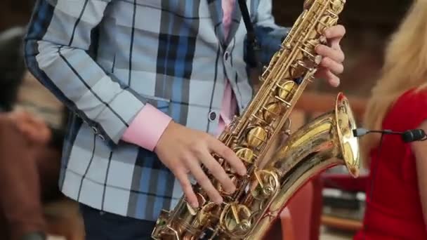 Saxofonista tocando su instrumento. Close-up — Vídeo de stock