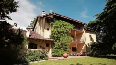 İtalyan villası üzüm bağıyla yaz. Villa Sparina. bir sıra 9 çekim