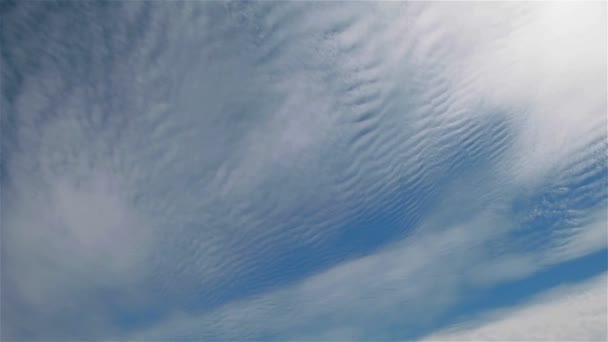 Céu azul com nuvens brancas onduladas. Panela — Vídeo de Stock