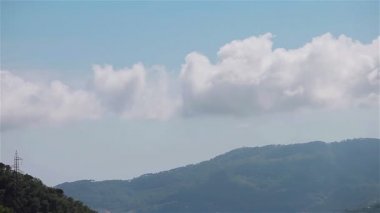 Dağlar, gökyüzü ve bulutlar İsviçre. Pan