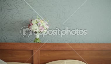 Düğün buket üzerinde gri duvar arka plan yatağın üstüne