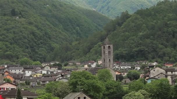 Igreja antiga em pequena cidade tradicional em Alpes suíços. 3 tiros em uma sequência, pan — Vídeo de Stock