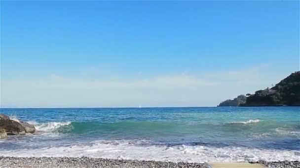 Olas marinas rodando sobre la costa. Italia — Vídeo de stock