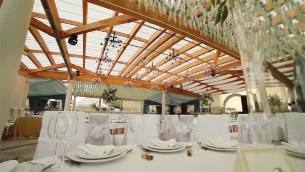 Feestelijke tabel elegant geserveerd in een mooi restaurant. Dolly schot — Stockvideo