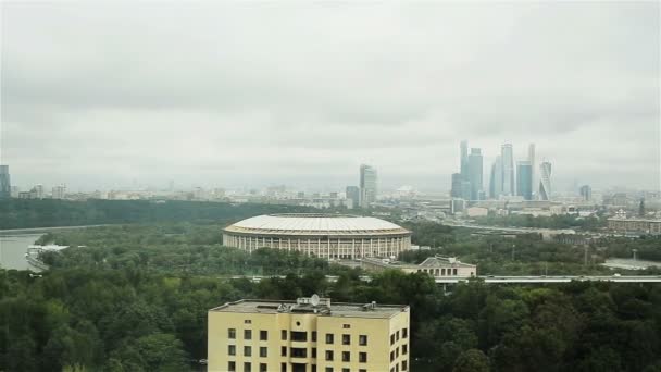 Vista sui grattacieli di Mosca-Città, nuvole pesanti, smog. 2 colpi in una sequenza, padella — Video Stock