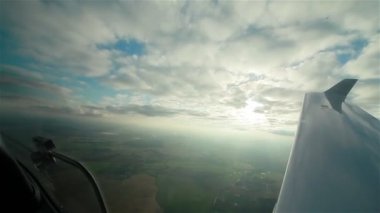 Gökyüzü, bulutlar ve dünya yukarıdan uçak kokpit göster