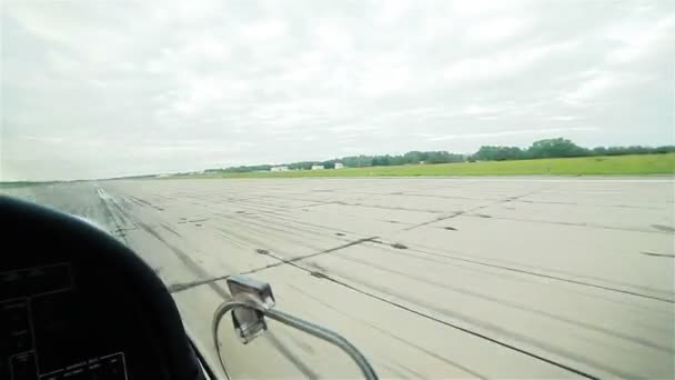Start-en landingsbaan. Vliegtuig opstijgen verlaten van de grond. Uitzicht vanuit de cockpit — Stockvideo
