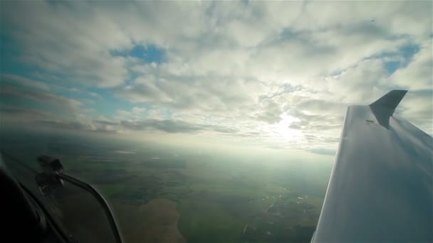 Widok z kokpitu samolotu do nieba, chmur i ziemi z góry — Wideo stockowe
