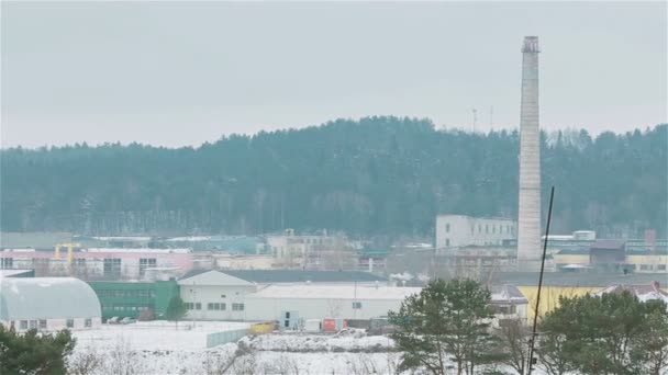 Kullanılmadığı eski etkin olmayan fabrika baca orta ile kış manzarası. Pan — Stok video