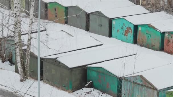 Fileiras de garagens da velha escola no inverno. Panela — Vídeo de Stock