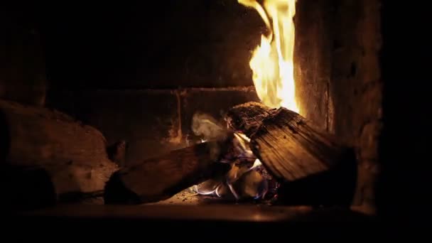 Gerçek ahşap bir tuğla şöminede yanan ateşi — Stok video