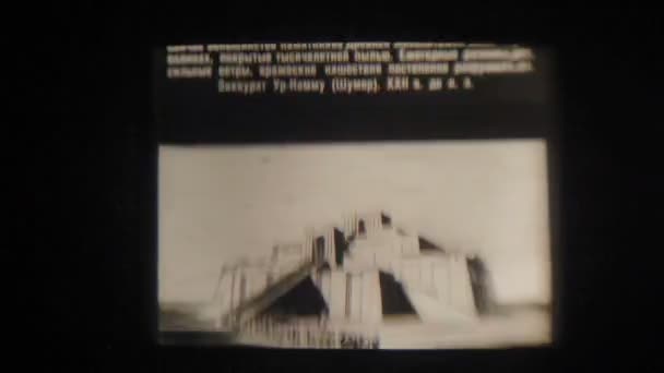 開いたプロジェクターゲートをすり抜ける古い8mmフィルムストリップ。フィルムテクスチャとエフェクト — ストック動画