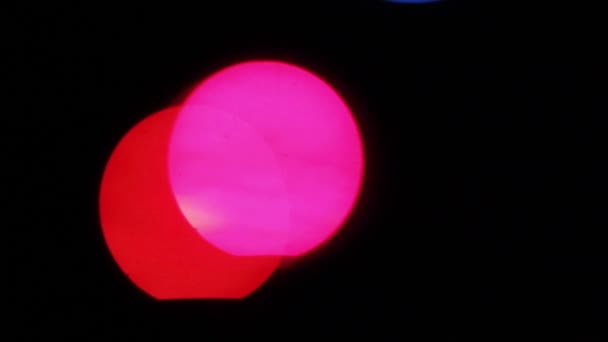 Μεγάλα πολύχρωμα φώτα bokeh σε μαύρο φόντο κινείται αργά — Αρχείο Βίντεο