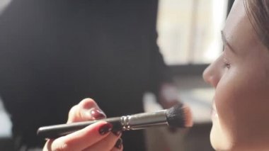 İş yerinde profesyonel bir makyaj sanatçısının yan görünümü. Close