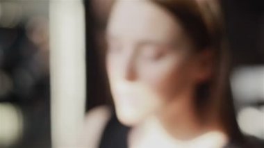 Oldukça yetişkin kadın model kameraya bakıyor. Close