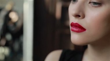 Baştan çıkarıcı genç model dudaklarında kırmızı ruj. Profesyonel makyaj: kontur ayrıntı bitirme. Yakın çekim