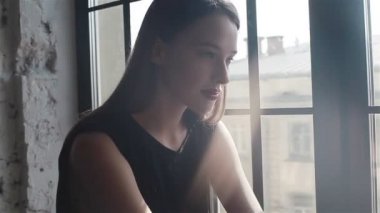 Genç güzel kadın modeli anlamlı bir şekilde kamerayı düz seyir poz. Yakın çekim