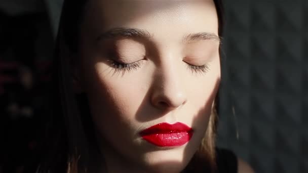 Mujer joven seductora con lápiz labial rojo mirando a la cámara — Vídeo de stock