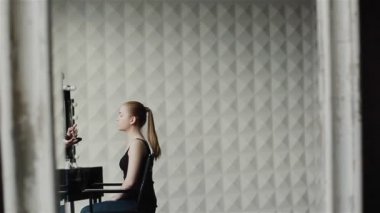 Profesyonel makyaj sanatçısı iş başında. Orta atış