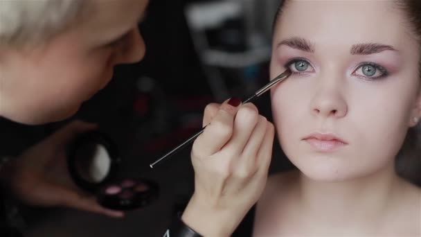 Maquillaje profesional: aplicación de sombra de ojos. Maquillaje de ojos ahumados. Primer plano — Vídeo de stock