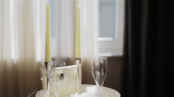 Set romantico con occhiali da campagna e candele — Video Stock