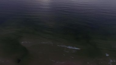 Gün batımı 4k, deniz kıyısı ve Baltık Denizi havadan görünümü